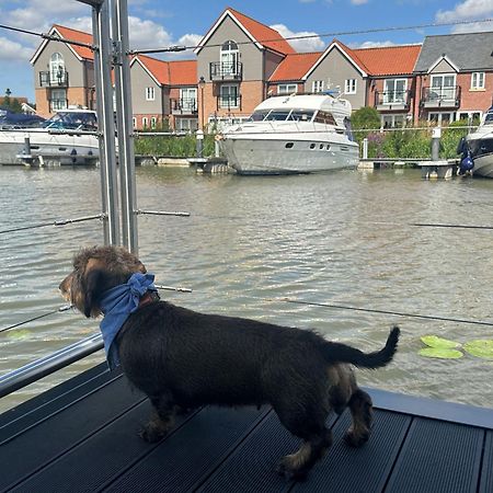 Lincoln Floating Holidays ภายนอก รูปภาพ