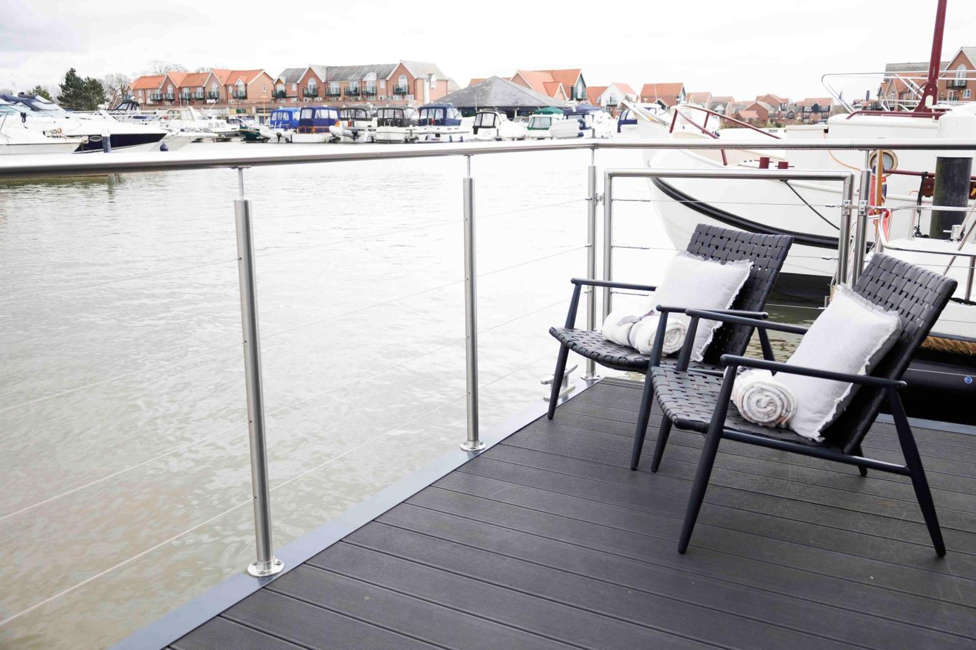 Lincoln Floating Holidays ภายนอก รูปภาพ