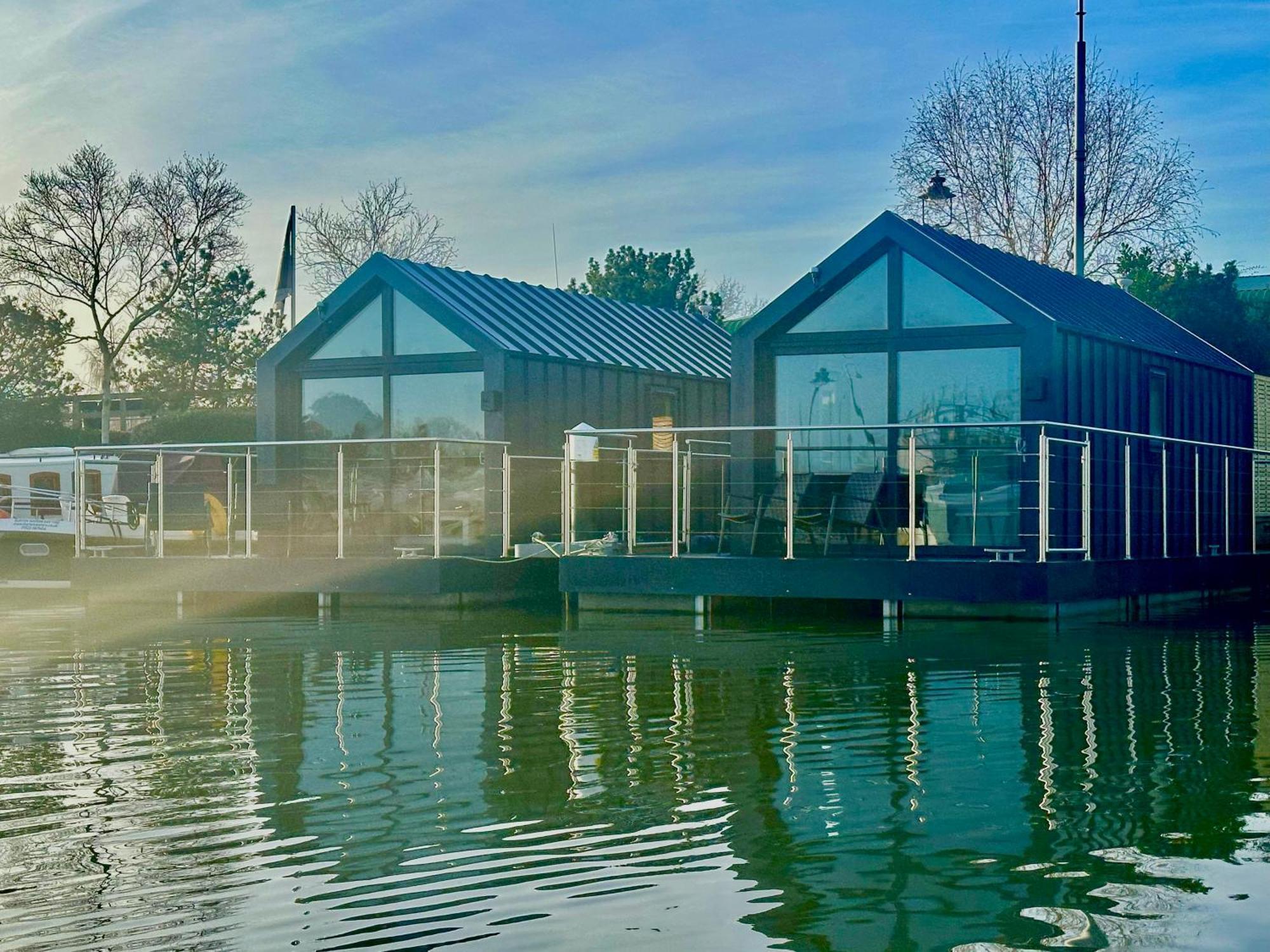 Lincoln Floating Holidays ภายนอก รูปภาพ